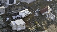 Gempa bumi menyebabkan tanah longsor di Kanazawa, Prefektur Ishikawa, Jepang, Selasa (2/1 2024). Kyodo News via AP.