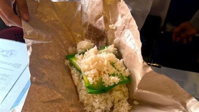 Penampakan nasi bungkus isi pil selundupan pil koplo di Rutan Ponorogo