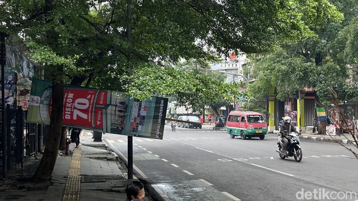 Penampakan spanduk mangesol di Jalan Dewi Sartika Bandung