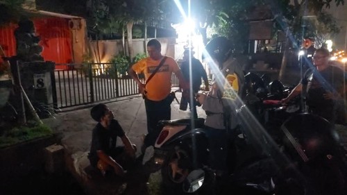 Rudi Prayuda, pemukul dan pengancaman tetangga kosnya, saat ditangkap polisi di Denpasar Selatan.