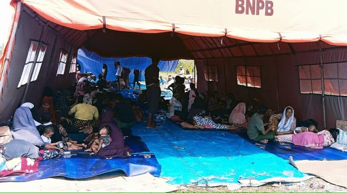 Pengungsi Rohingya di Deli Serdang beristirahat di tenda darurat BNPB. (Dok Kecamatan Labuhan Deli)