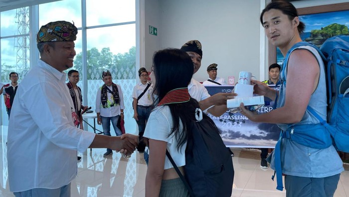 Penyambutan penumpang perdana pada 2024 di Bandara Internasional Lombok, Nusa Tenggara Barat.