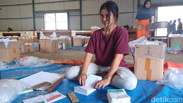 Penyortiran dan pelipatan surat suara sudah mulai dilakukan di KPU Lamongan.