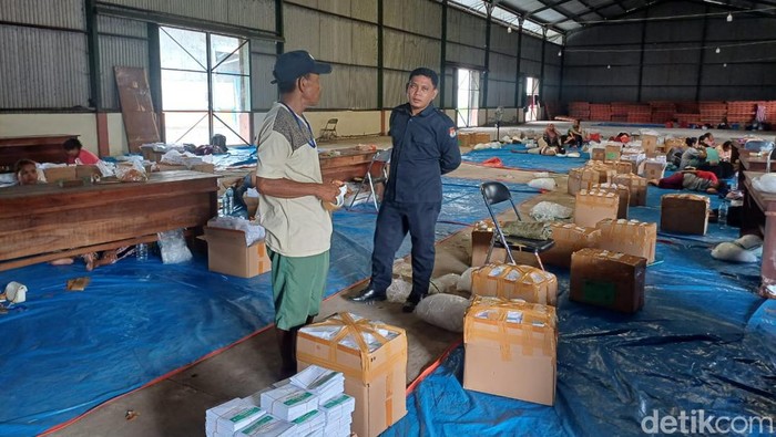 Penyortiran dan pelipatan surat suara sudah mulai dilakukan di KPU Lamongan.