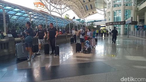 Pergerakan penumpang pesawat yang mendarat di terminal kedatangan domestik dan internasional Bandara Internasional Ngurah Rai, Selasa (2/1/2024). (Aryo Mahendro/detikBali).