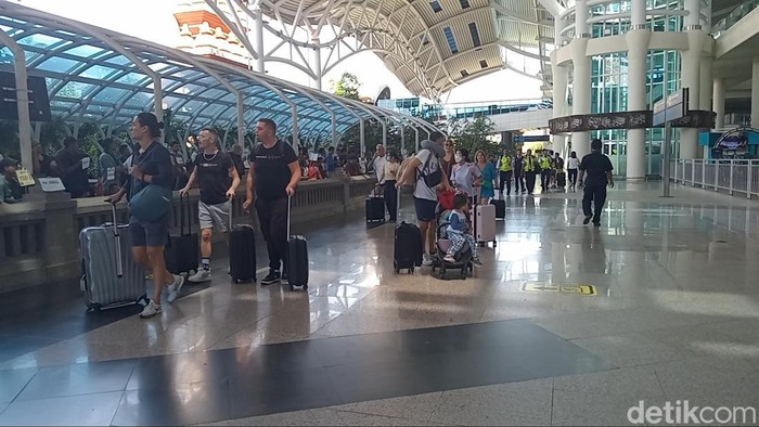 Pergerakan penumpang pesawat yang mendarat di terminal kedatangan domestik dan internasional Bandara Internasional Ngurah Rai, Selasa (2/1/2024). (Aryo Mahendro/detikBali).