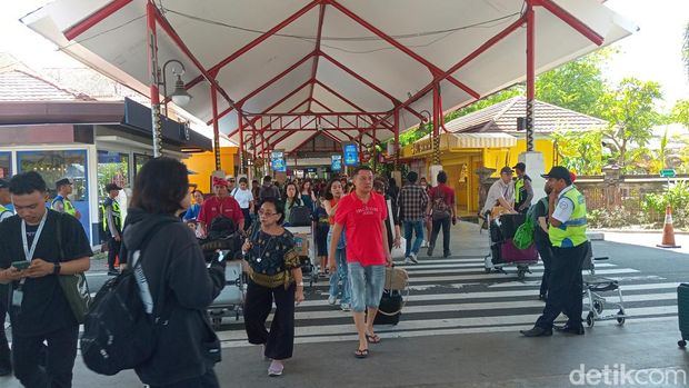 Puncak Arus Balik Kepadatan Penumpang Di Bandara Ngurah Rai Mulai Terlihat 4590