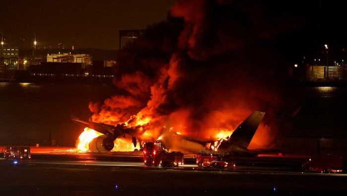 Japan Airlines A350 airplane is on fire at Haneda international airport in Tokyo, Japan January 2, 2024. REUTERS/Issei Kato
