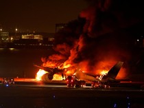 Momen Mencekam di Dalam Pesawat Japan Airlines yang Terbakar Hebat