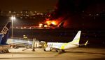 Horor! Pesawat Tabrakan dan Terbakar di Bandara Haneda Tokyo