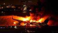 Pesawat Japan Airlines (JAL) terbakar hebat setelah tabrakan. Nahas, kecelakaan itu malah dengan pesawat bantuan gempa bumi. Kecelakaan pesawat JAL yang membawa ratusan penumpang itu terjadi saat mendarat di Bandara Haneda, Tokyo, pada hari Selasa (2/1). Beruntung seluruh 367 penumpang dan 12 awak pesawat berhasil diselematkan. Pilot pesawat Bombardier Dash-8 milik penjaga pantai selamat, tapi lima awaknya tewas. Dalam waktu 20 menit, seluruh penumpang dan awak pesawat Japan Airlines itu berhasil dievakuasi ke tempat aman. REUTERS/Issei Kato