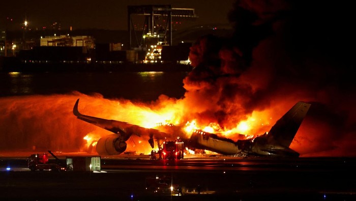 Japan Airlines A350 airplane is on fire at Haneda international airport in Tokyo, Japan January 2, 2024. REUTERS/Issei Kato