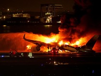 Horor! Pesawat Tabrakan dan Terbakar di Bandara Haneda Tokyo