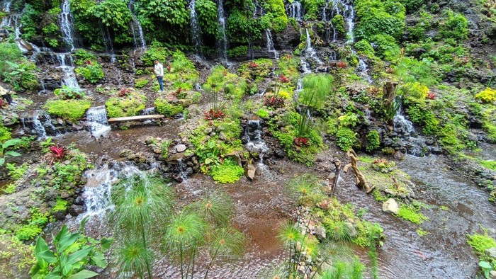 Pesona Air Terjun Penumpahan yang berada di Desa Dempo Rejo, Dempo Makmur, Kecamatan Pagar Alam Utara, Kota Pagar Alam.