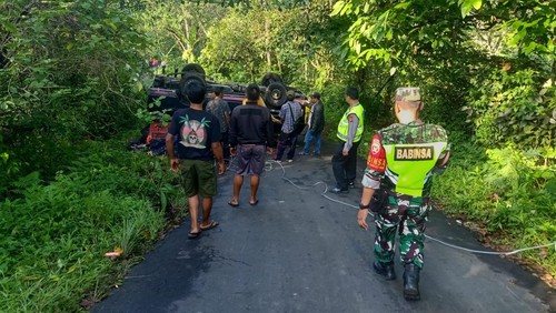 Sebuah pikap yang mengangkut manggis kecelakaan tunggal di Jalan Singaraja-Seririt, Buleleng, Bali, Selasa (2/1/2024).