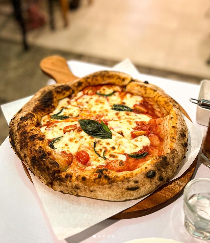 Pizza di Delizioso Surabaya.