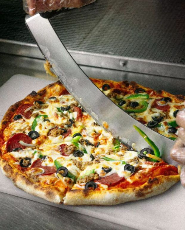 Pizza di Slice of Cali Surabaya.