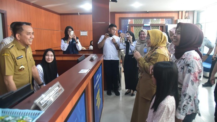 Pj Gubernur Sumsel Sidak pelayanan masyarakat di UPTB Samsat Palembang III.