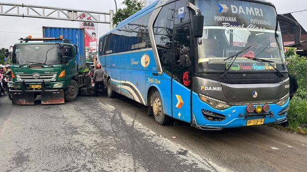 Polisi di Kubu Raya, Kalbar mengganjal bus pakai sepeda motor.