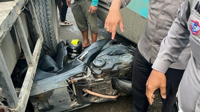 Polisi di Kubu Raya, Kalbar mengganjal bus pakai sepeda motor.