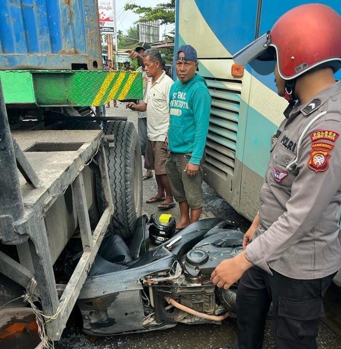 Polisi Heroik di Kalbar, Korbankan Motor Jadi Ganjal Bus Gagal Menanjak