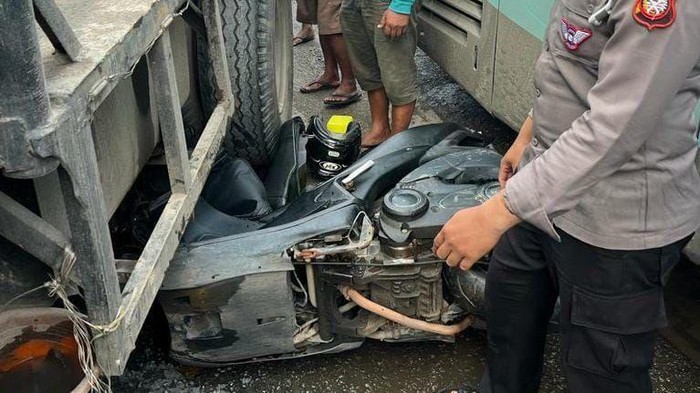Polisi Heroik di Kalbar, Korbankan Motor Jadi Ganjal Bus Gagal Menanjak