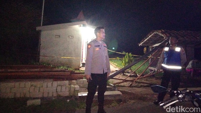 Polisi mendatangi sumber suara ledakan keras yang hebohkan warga Sumenep.