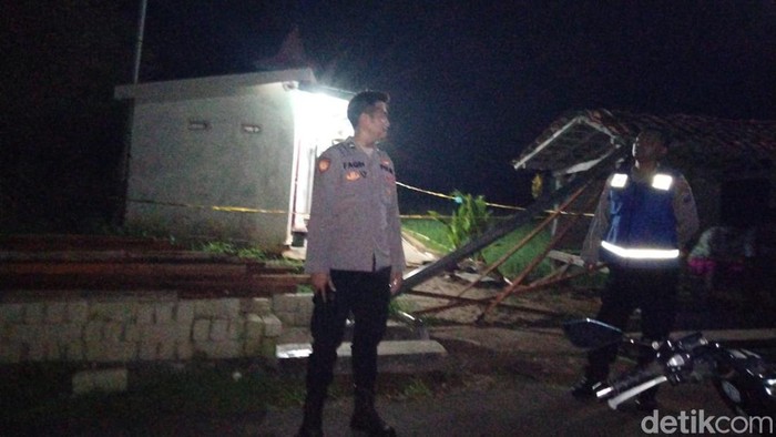 Polisi mendatangi sumber suara ledakan keras yang hebohkan warga Sumenep.