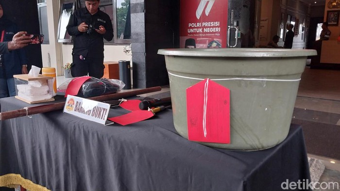 Polisi merilis kasus suami bunuh dan mutilasi istri di Malang