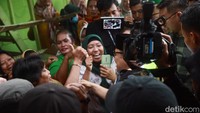Kemudian Cak Imin menyusuri jalan sambil menyapa ke rumah-rumah warga. Cak Imin terlihat berbincang saat menyambangi rumah-rumah warga.