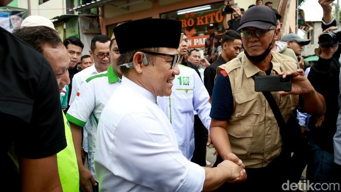 Calon Wakil Presiden nomor urut 1, Muhaimin Iskandar atau Cak Imin mendatangi Kampung Nelayan Kali Adem, Penjaringan, Jakarta Utara (Jakut), Selasa (2/1/2024). Cak Imin berdialog dengan para nelayan tentang persoalan BBM.