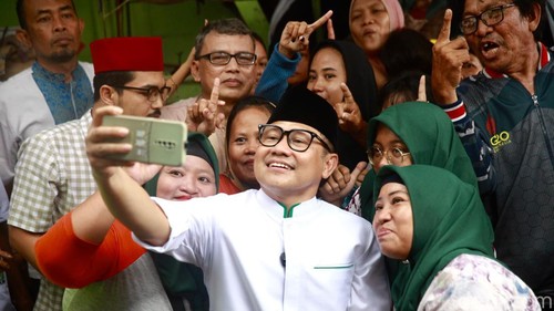 Calon Wakil Presiden nomor urut 1, Muhaimin Iskandar atau Cak Imin mendatangi Kampung Nelayan Kali Adem, Penjaringan, Jakarta Utara (Jakut), Selasa (2/1/2024). Cak Imin berdialog dengan para nelayan tentang persoalan BBM.