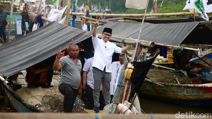 Calon Wakil Presiden nomor urut 1, Muhaimin Iskandar atau Cak Imin mendatangi Kampung Nelayan Kali Adem, Penjaringan, Jakarta Utara (Jakut), Selasa (2/1/2024). Cak Imin berdialog dengan para nelayan tentang persoalan BBM.