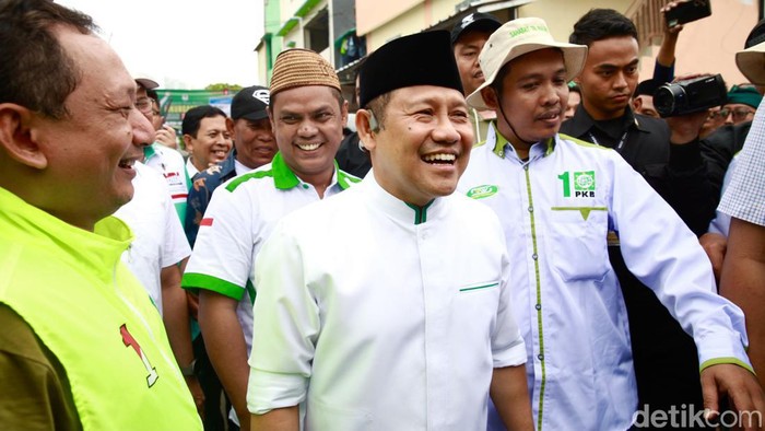 Calon Wakil Presiden nomor urut 1, Muhaimin Iskandar atau Cak Imin mendatangi Kampung Nelayan Kali Adem, Penjaringan, Jakarta Utara (Jakut), Selasa (2/1/2024). Cak Imin berdialog dengan para nelayan tentang persoalan BBM.