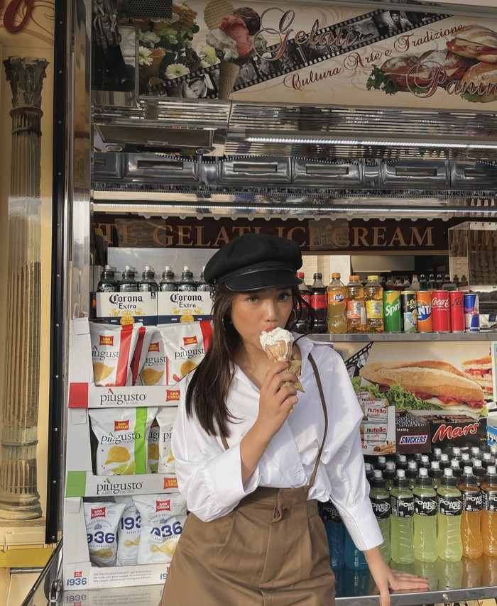 Potret Manis Fuji Saat Makan Es Krim hingga Frappuccino