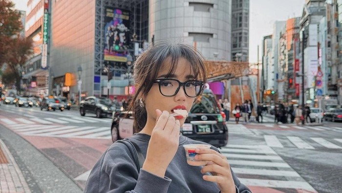 Potret Manis Fuji Saat Makan Es Krim hingga Frappuccino