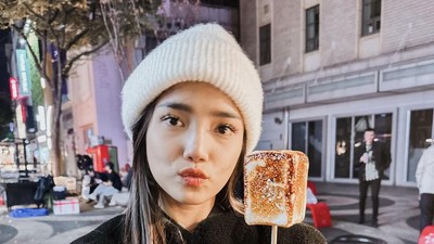 Potret Manis Fuji Saat Makan Es Krim hingga Frappuccino