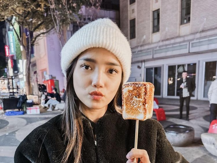 Potret Manis Fuji Saat Makan Es Krim hingga Frappuccino