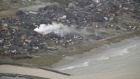 Tsunami kemudian dilaporkan menghantam Ishikawa yang menjadi wilayah terdekat dengan pusat gempa. Dilansir BBC dan AFP, Badan Meteorologi Jepang menyebut gelombang setinggi 1,2 meter menghantam pelabuhan Wajima di Prefektur Ishikawa pada pukul 16.21 waktu setempat.