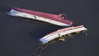 Ini penampakan parahu boat nelayan di Ishikawa yang terlihat terbalik hingga patah usai diterjang tsunami, Selasa (2/1/2024).