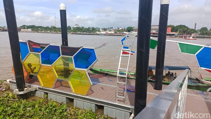 Potret Plaza Dermaga 7 Ulu yang baru beberapa bulan diresmikan rusak usai dihantam tongkang batu bata.