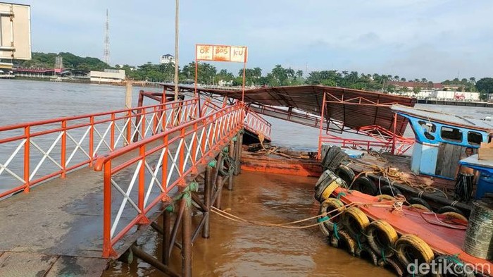 Potret Plaza Dermaga 7 Ulu yang baru beberapa bulan diresmikan rusak usai dihantam tongkang batu bata.