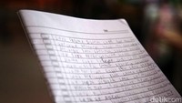 Di hari pertama semester genap ini, para siswa kelas 1 dan 2 menceritakan pengalamannya selama libur.  