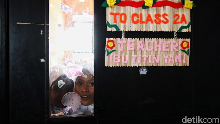 Potret Siswa-siswa Kembali Bersekolah Usai Libur Semester Ganjil Siswa-siswa kembali bersekolah usai libur semester ganjil. Seperti terlihat di SDN 03 pagi Rawa Badak Selatan, Koja, Jakarta Utara, Selasa (2/1/2024).