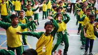 Para siswa juga senam bersama sebelum mengikuti pelajaran untuk semester genap.  