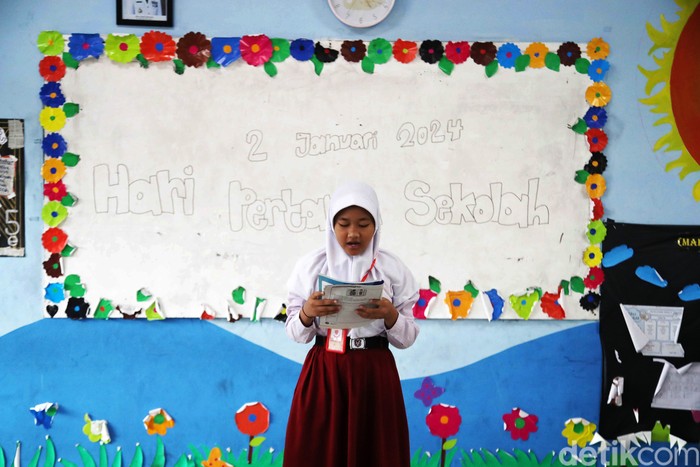 Siswa-siswa kembali bersekolah usai libur semester ganjil. Seperti terlihat di SDN 03 pagi Rawa Badak Selatan, Koja, Jakarta Utara, Selasa (2/1/2024).