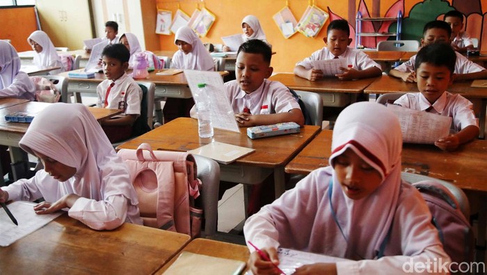 Siswa-siswa kembali bersekolah usai libur semester ganjil. Seperti terlihat di SDN 03 pagi Rawa Badak Selatan, Koja, Jakarta Utara, Selasa (2/1/2024).