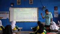 Para siswa mengikuti pelajaran di hari pertama semester genap.  