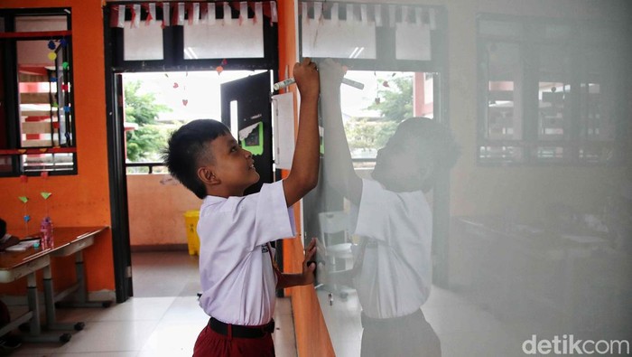 Siswa-siswa kembali bersekolah usai libur semester ganjil. Seperti terlihat di SDN 03 pagi Rawa Badak Selatan, Koja, Jakarta Utara, Selasa (2/1/2024).
