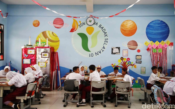 Siswa-siswa kembali bersekolah usai libur semester ganjil. Seperti terlihat di SDN 03 pagi Rawa Badak Selatan, Koja, Jakarta Utara, Selasa (2/1/2024).